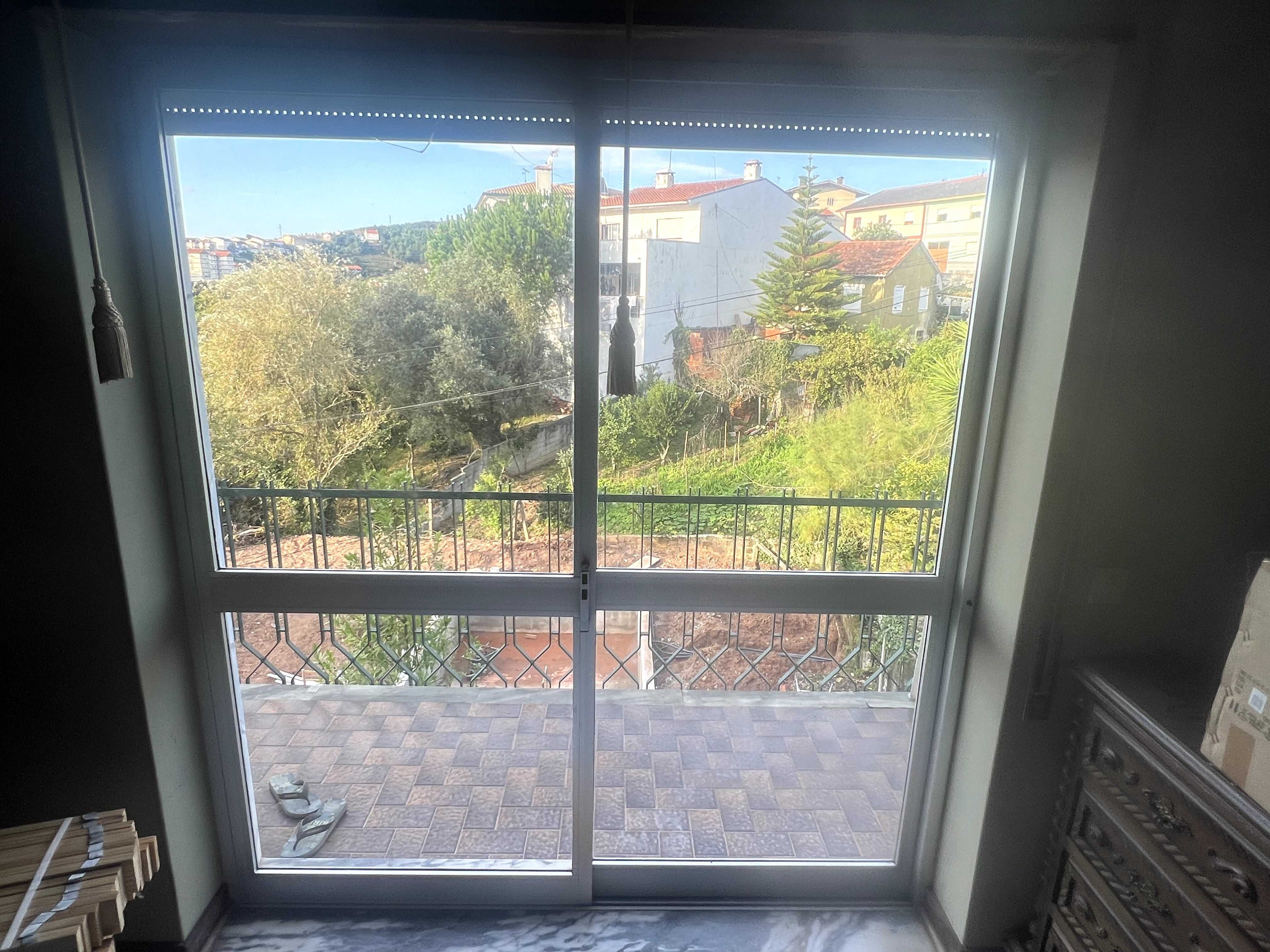 Janelas vidro  simples, portas de alumínio, ótimo estado, estores.