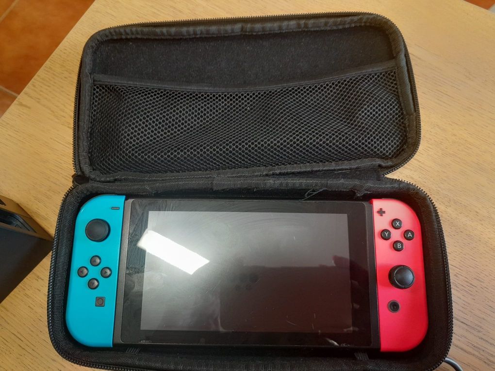 Nintendo Switch 1 com comandos e saco de transporte