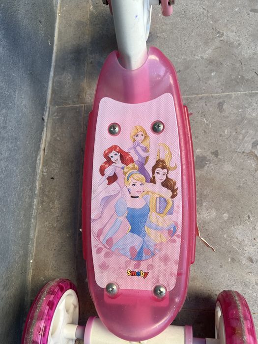 Duas trotinetes Disney