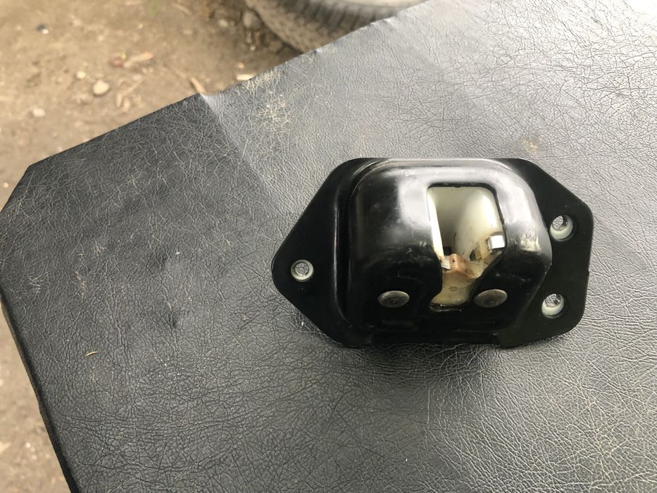 Замок кришки багажника toyota rav 4 2012-2018