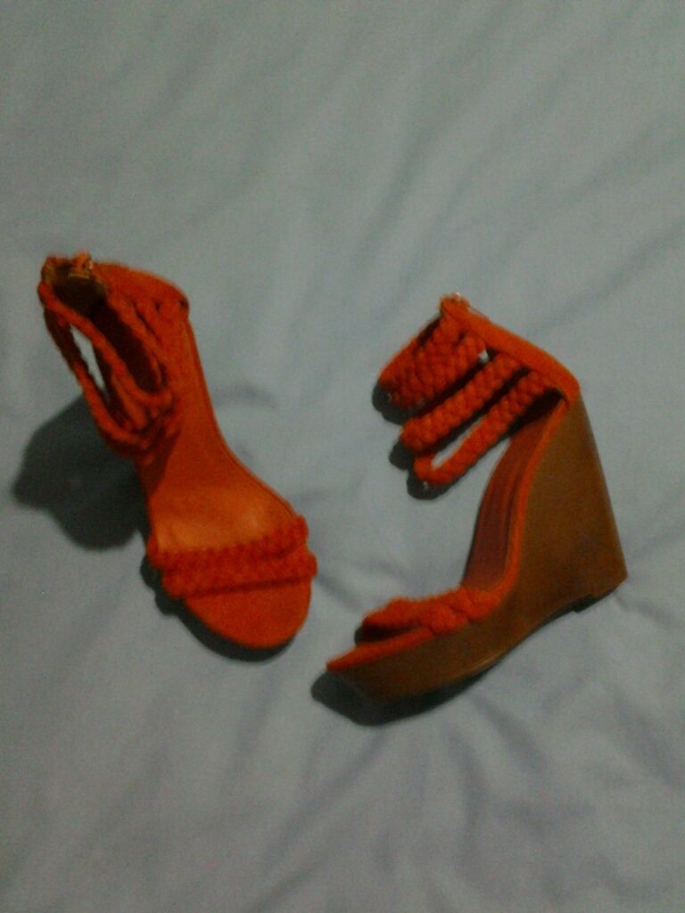 Sandálias laranja sola em cunha