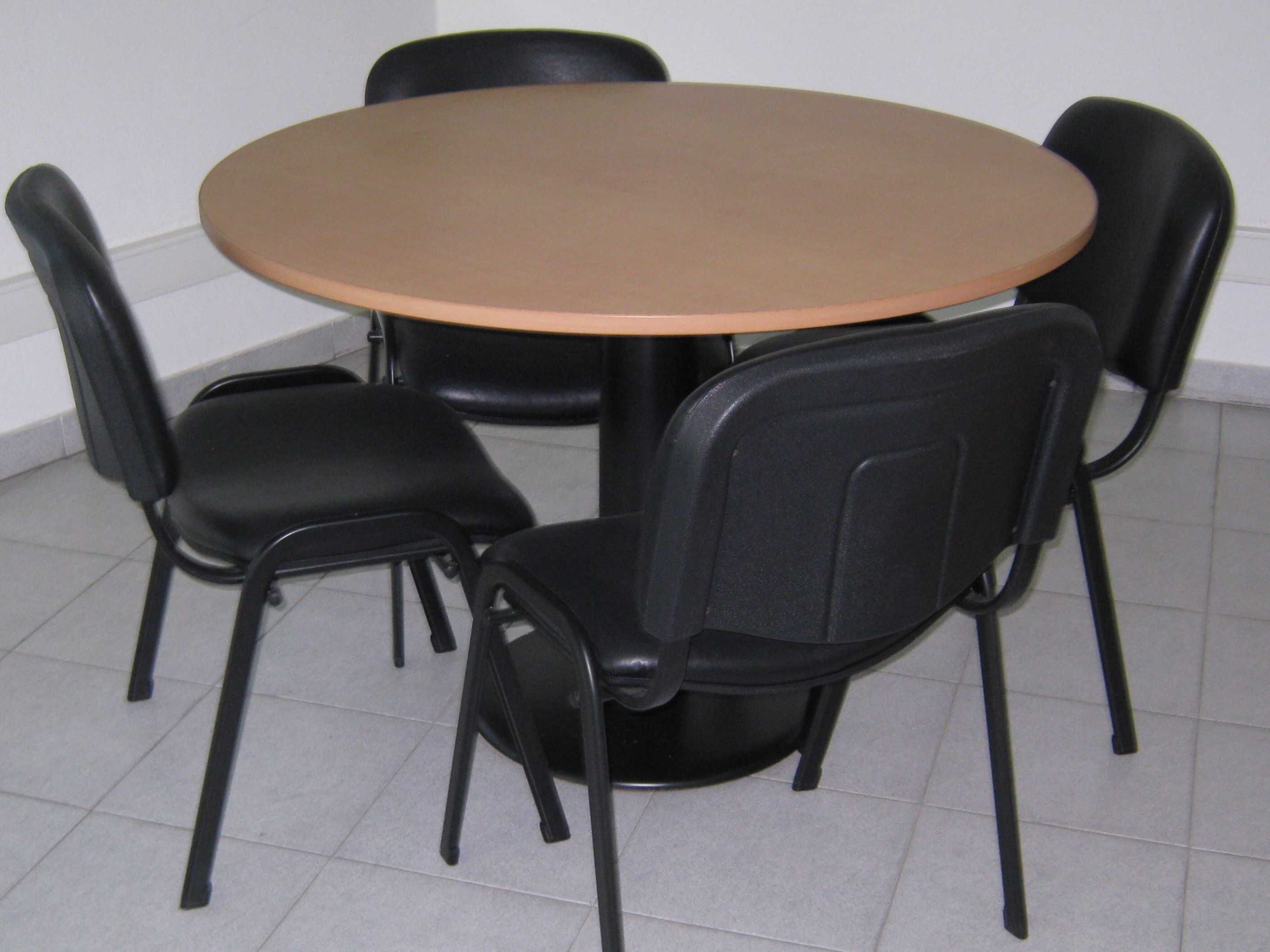 Mesa de reuniões com cadeiras