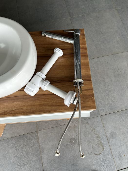 Komplet szafek łaznienkowych + umywalka + bateria