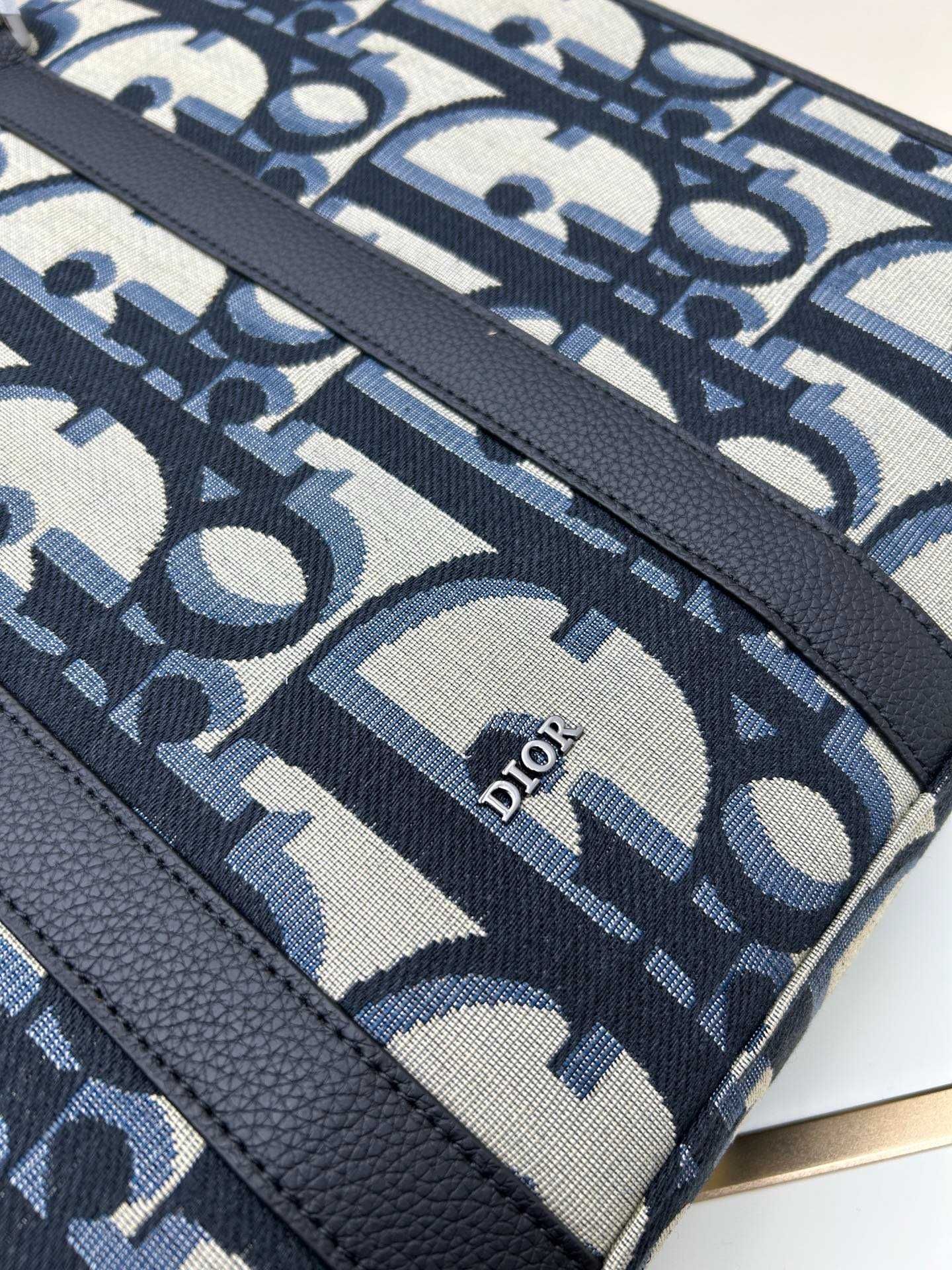 Niebieska torebka Dior East West 40.5x35x12