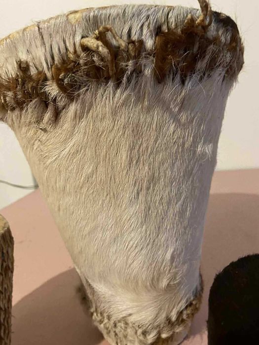 Trzy bębenki pokryte skórą