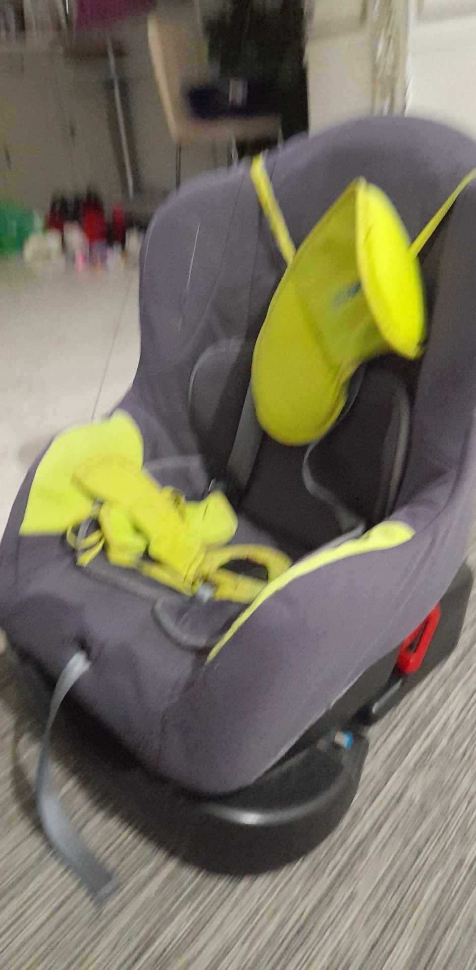 Cadeira de automovel bebe seguro usada