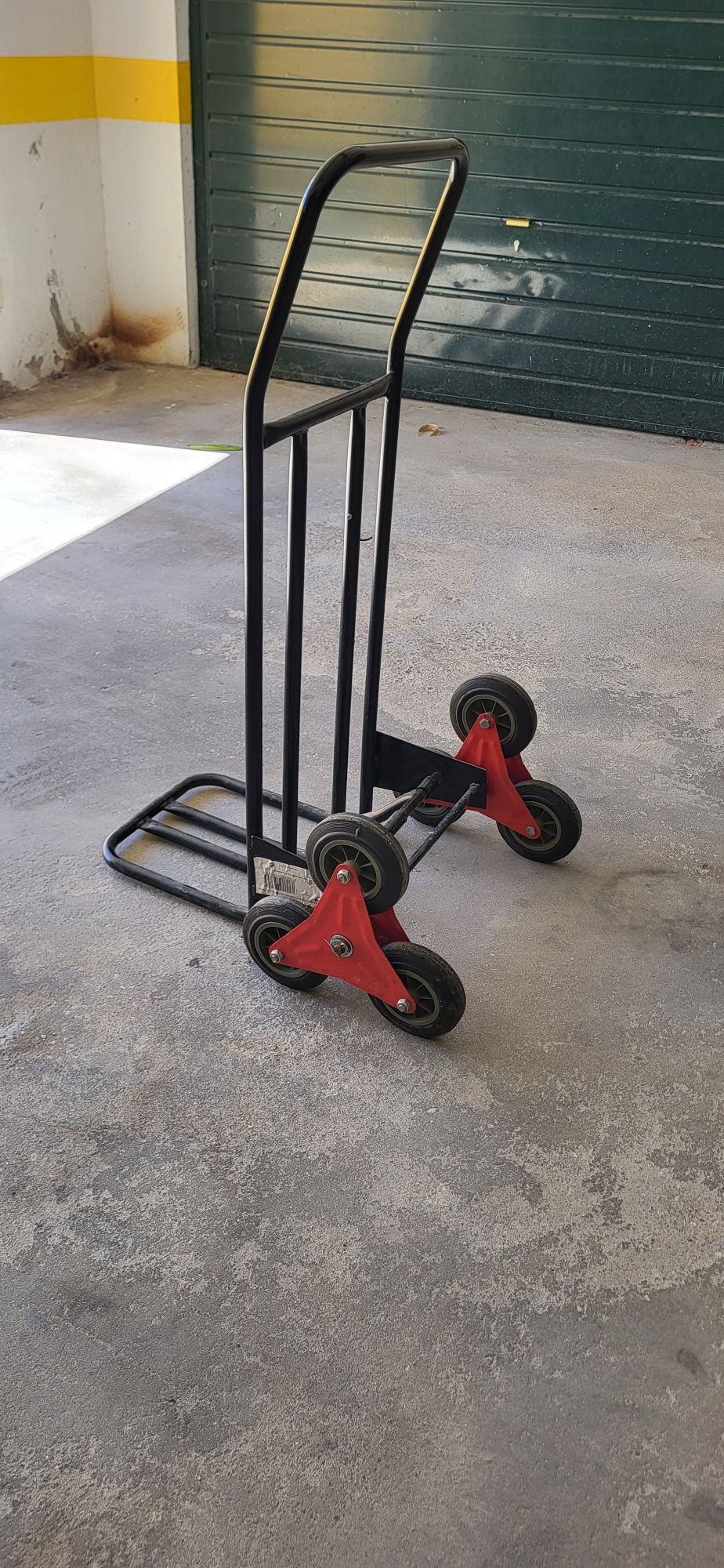 Carrinho de carga com pouco uso