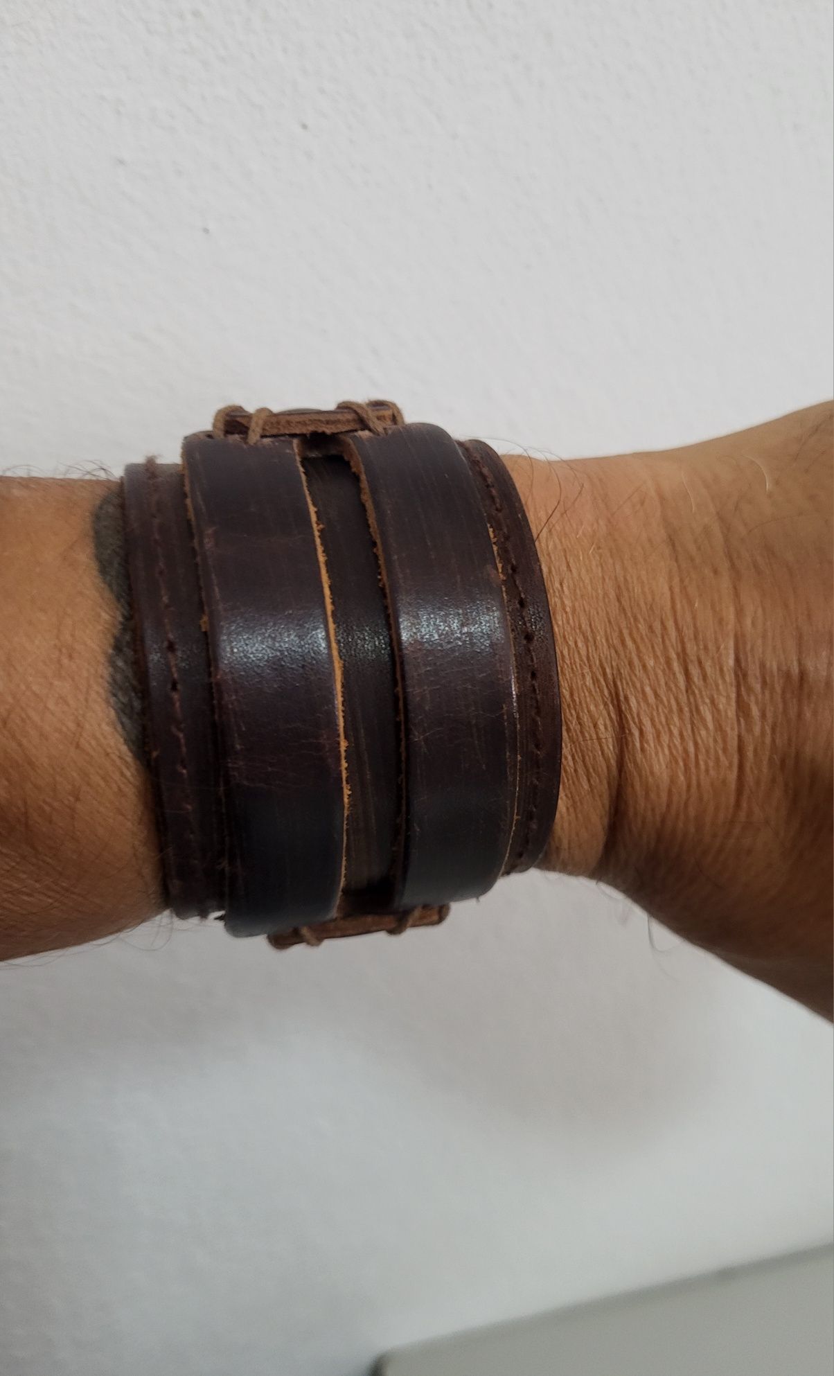 Pulseira de couro castanha.