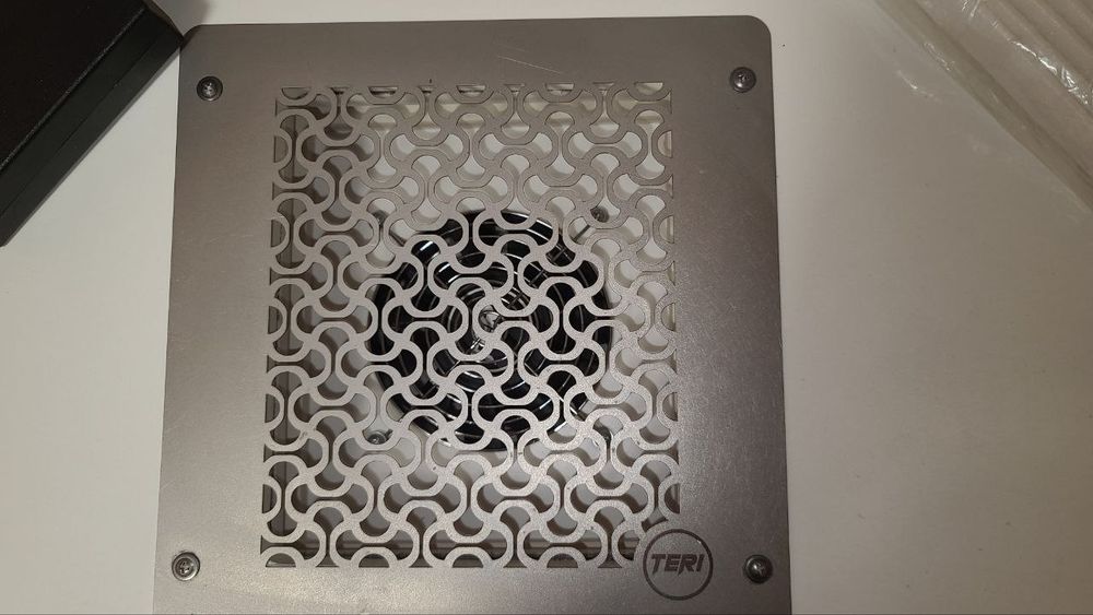 Стіл манікюрний з вбудованою витяжкою.