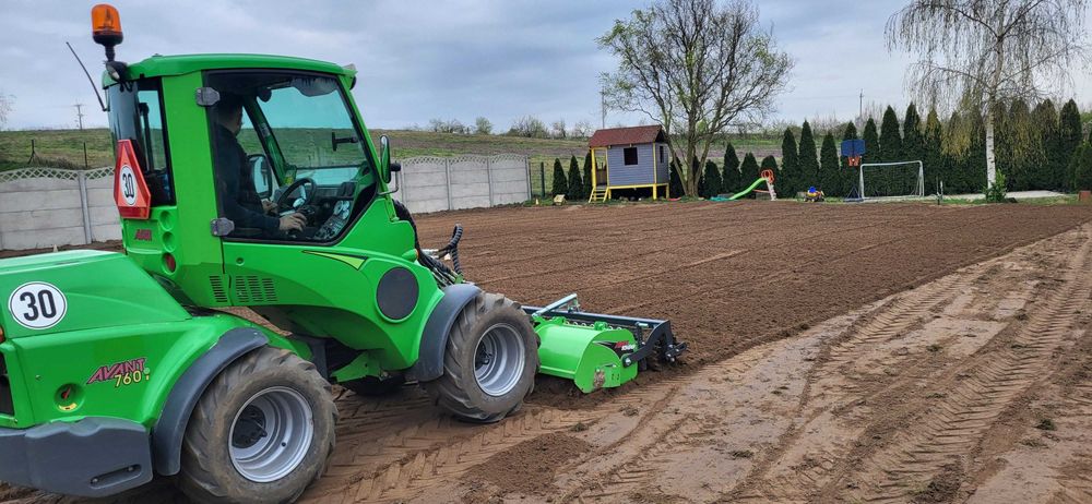 Karczowanie terenu Wyrywnie korzeni Koszenie nieużytkówUsługi rębakiem