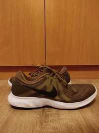 Nike Revolution 4