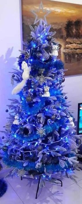 Árvore de natal com ornamentação incluída em óptimo estado