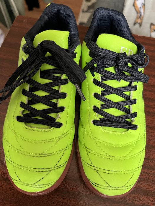 Продам кросівки футбольні 32 розмір