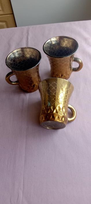 Ozdobne szklane filiżanki złocone