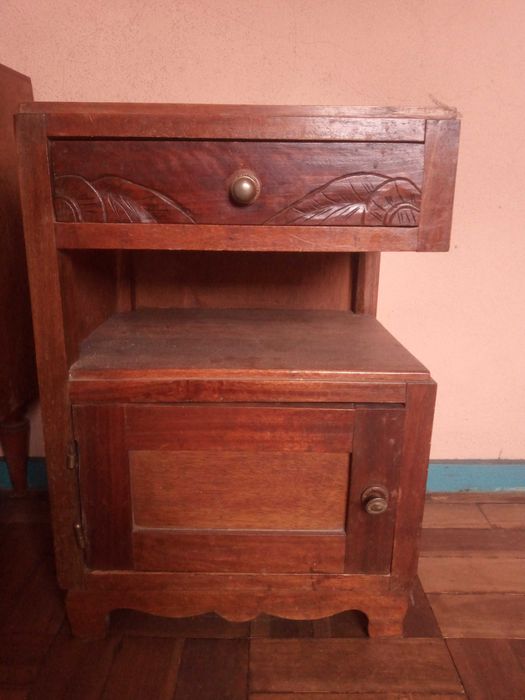 Vendo 2 mesinhas de cabeceira.