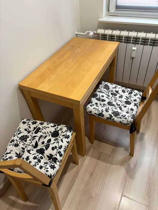 Sprzedam rozkładany stół kuchenny z krzesłami