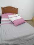 Cama de solteiro com colchão e estrado em madeira