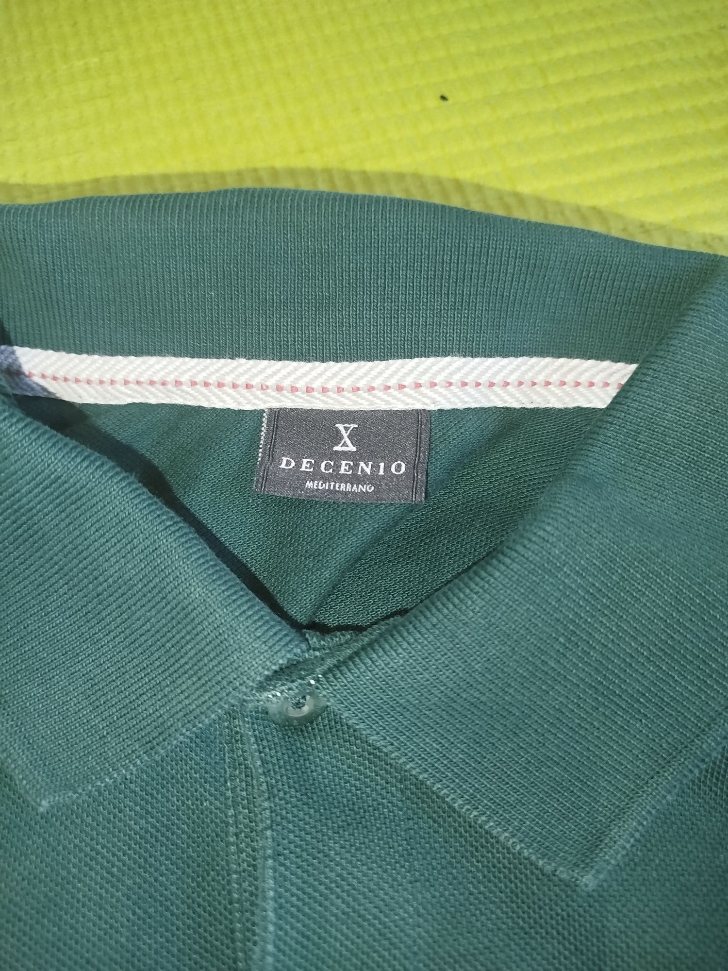 Polo verde escuro decenio