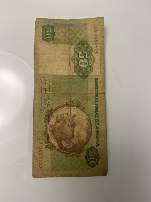 4 notas de kwanzas diferentes