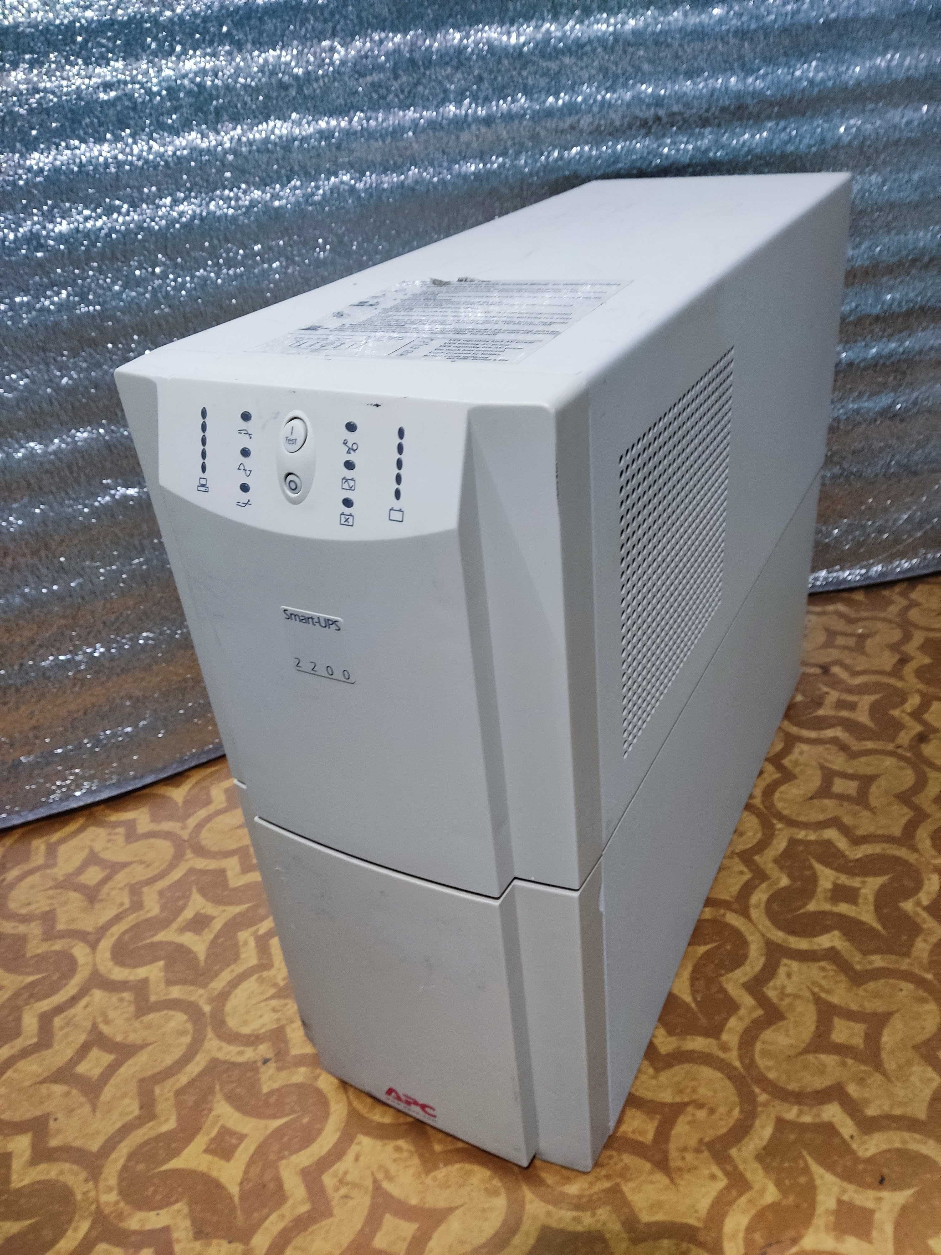 Джерело безперебійного живлення APC Smart-UPS 2200VA