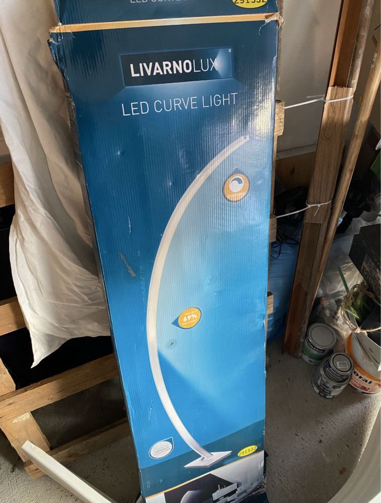 Wygięta zakrzywiona srebrna łukowa lampa stojąca LED