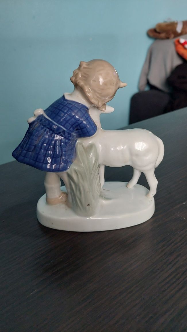 Porcelanowa figurka Grafenthal Dziewczynka z owieczką.