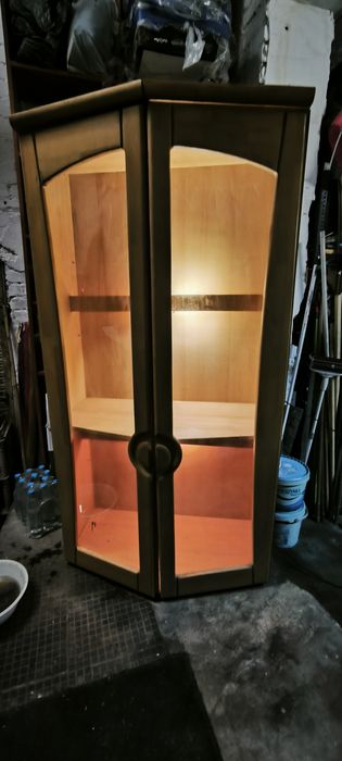 Szafa z oświetleniem