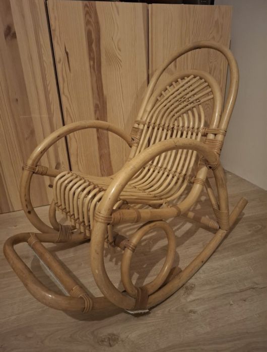 Ratanowy fotel bujany