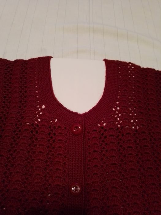 Вязаный крючком жилет женский