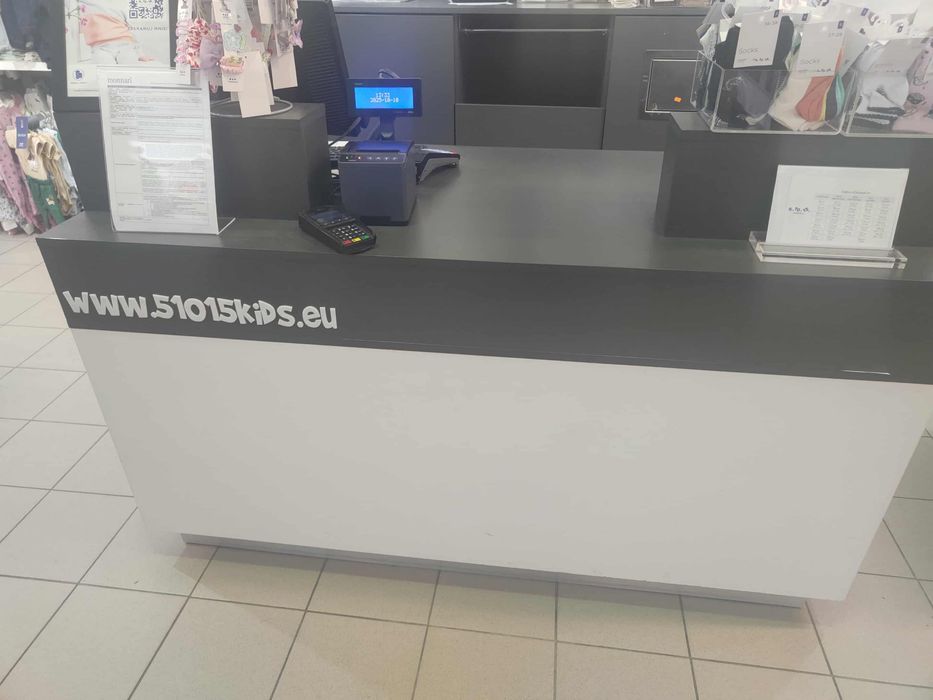 Meble/regały do sklepu odzieżowego