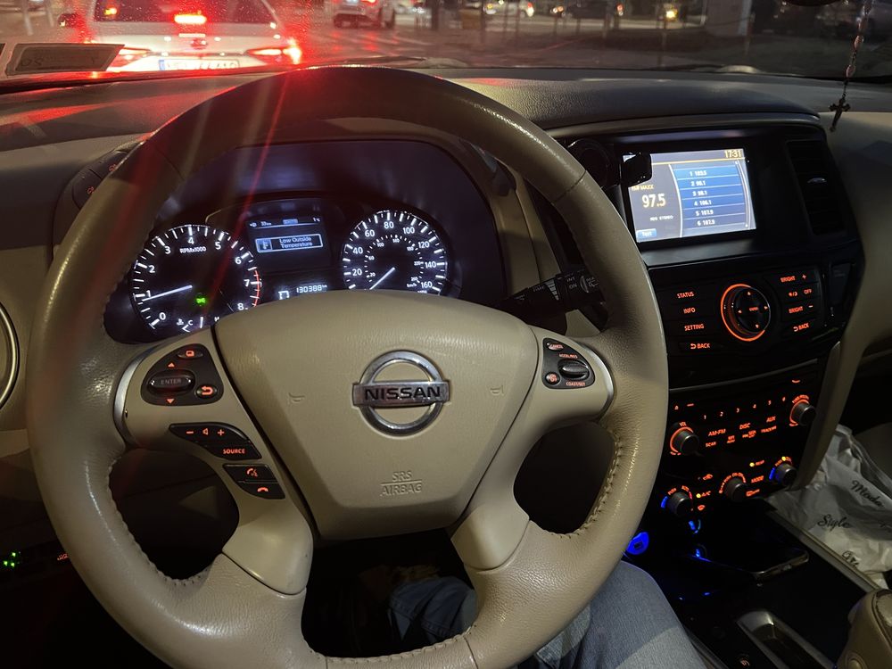 Nissan pathfinder z malym przebiegiem i caly w oryginale