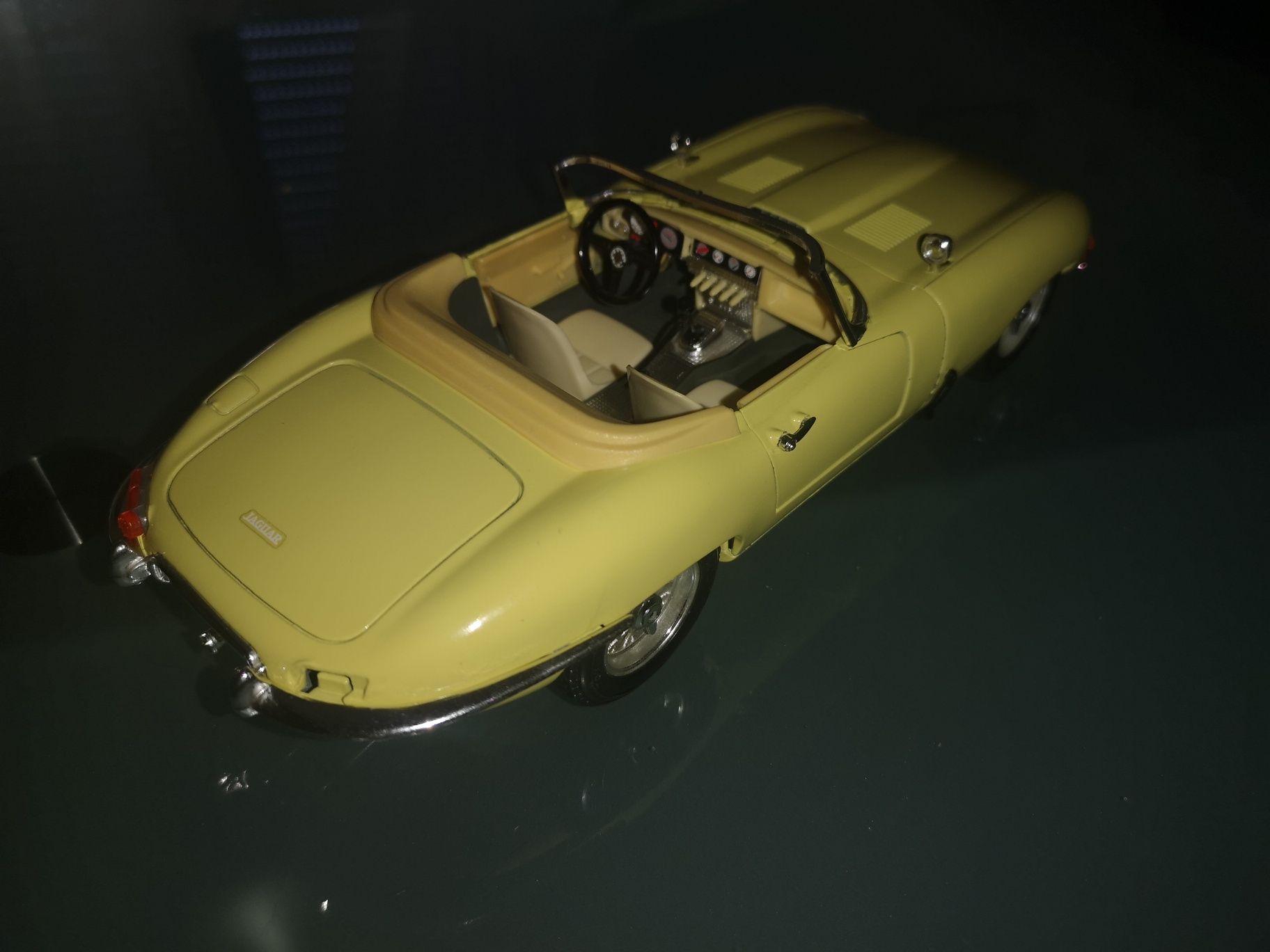 Jaguar e-type Cabriolet 1961 1:18