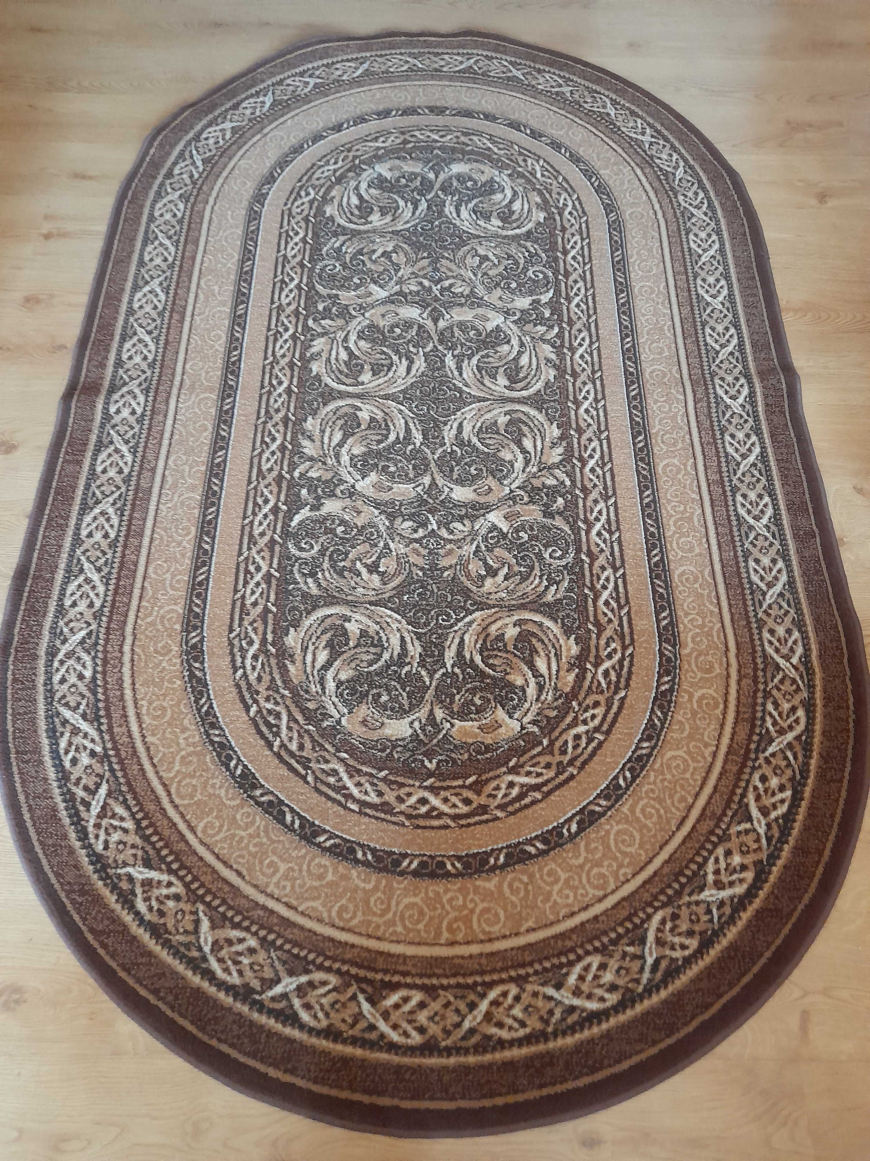Tradycyjny owalny dywan