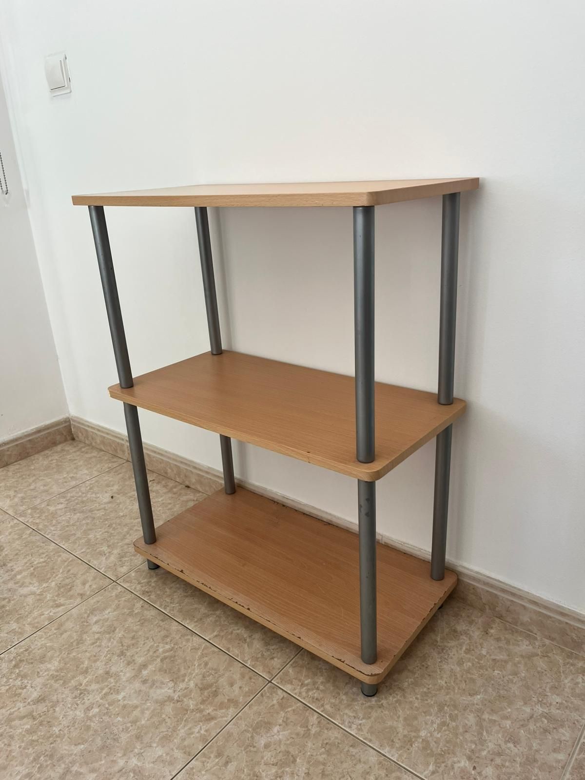Estante pequena em bom estado