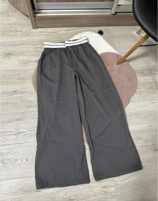 Класичні сірі брюки палаццо