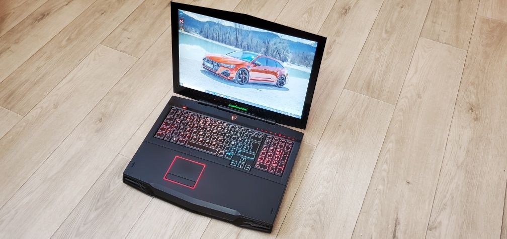 Якісний  ноутук Dell Alienware 17 екран