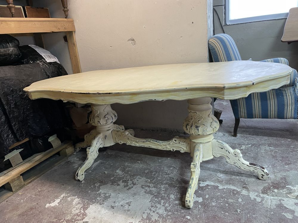 Promocja Piękny olbrzymi stary stół do renowacji