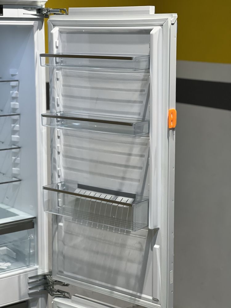 Вбудований холодильник KFN 7734 F. LED-підсвітка. 2 температурні зони