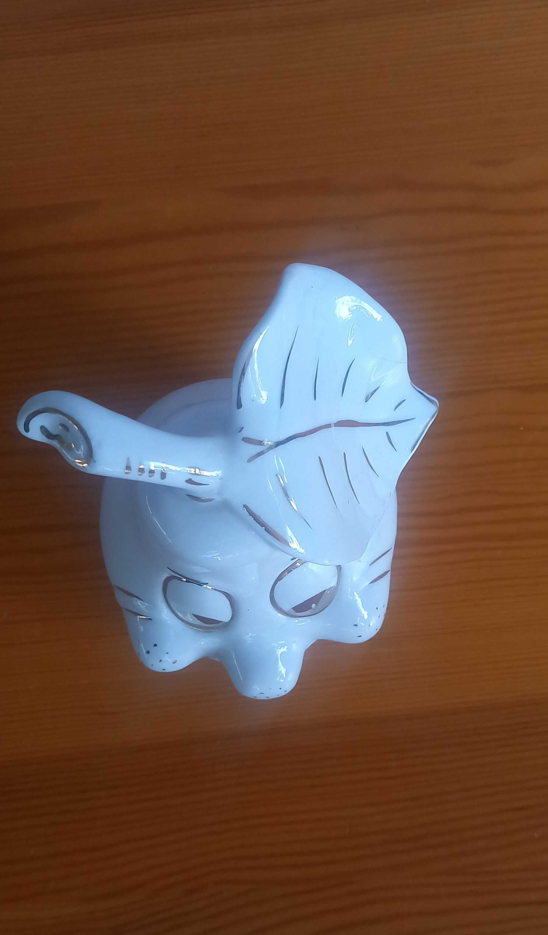 Figurka porcelanowa gruszka z liściem 15 cm