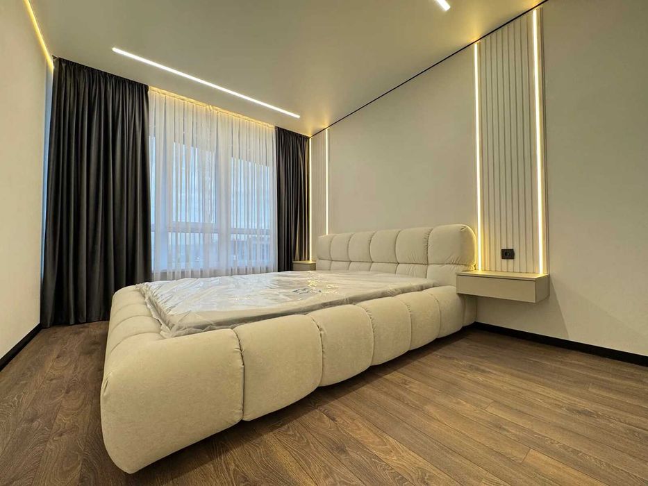 Сучасна двокімнатна в центрі