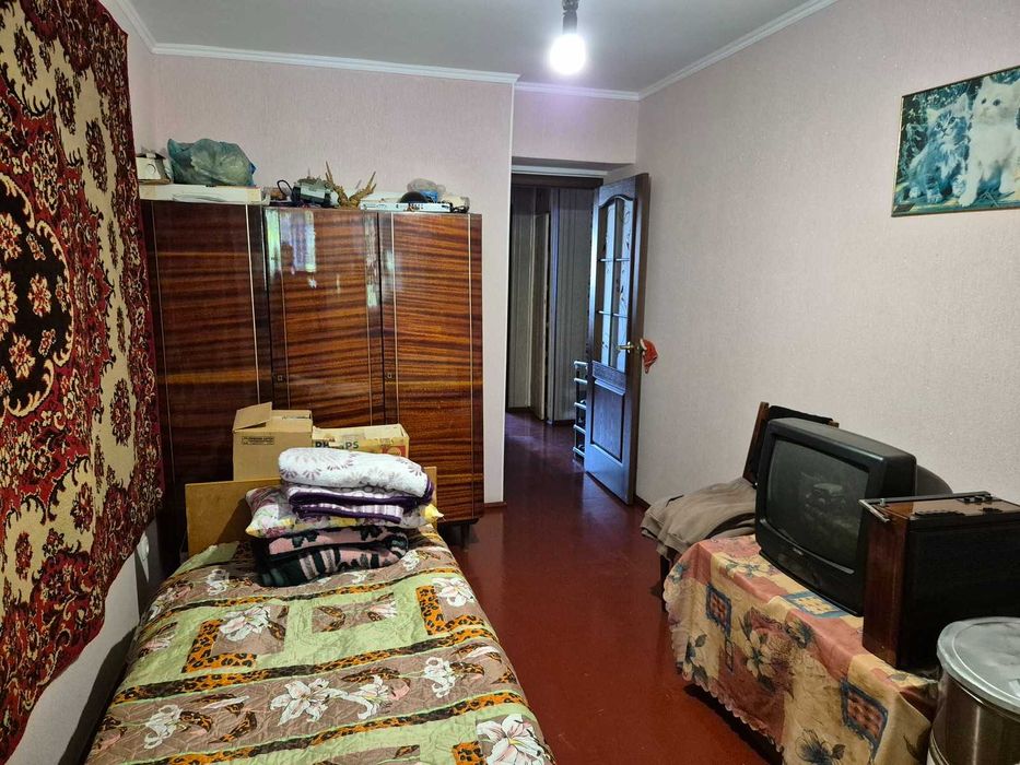 Трьошка чешка на першому поверсі з лоджією жилий стан