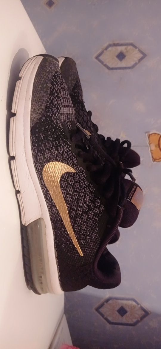 Продам жіночі кросиNike