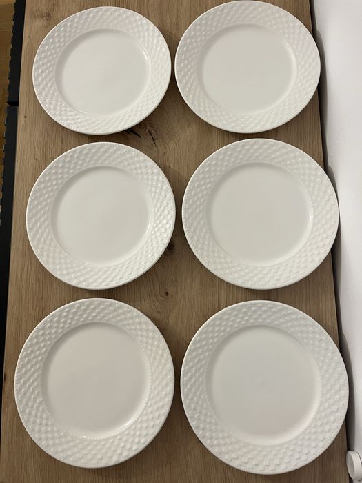 Zestaw talerzy deserowych.