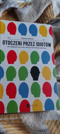 Książka otoczeni przez idiotów