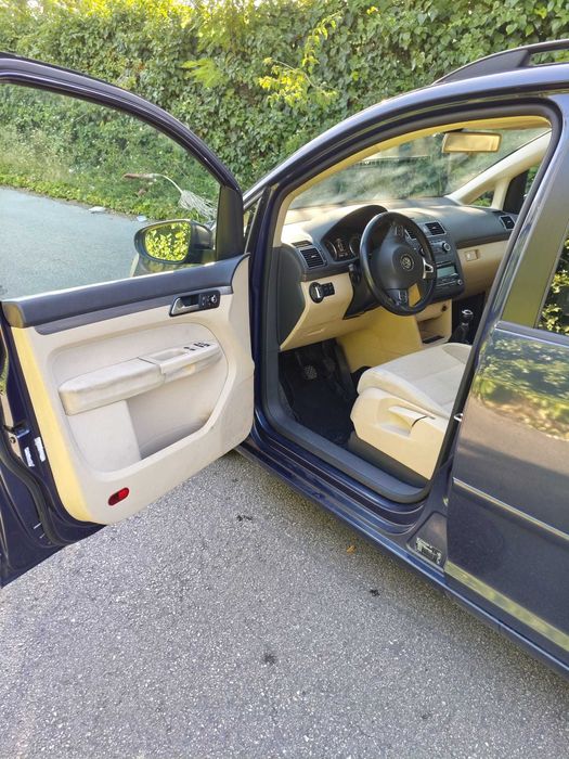 Volkswagen Touran 1.6 TDI (2011)  - Econômica e Espaçosa
