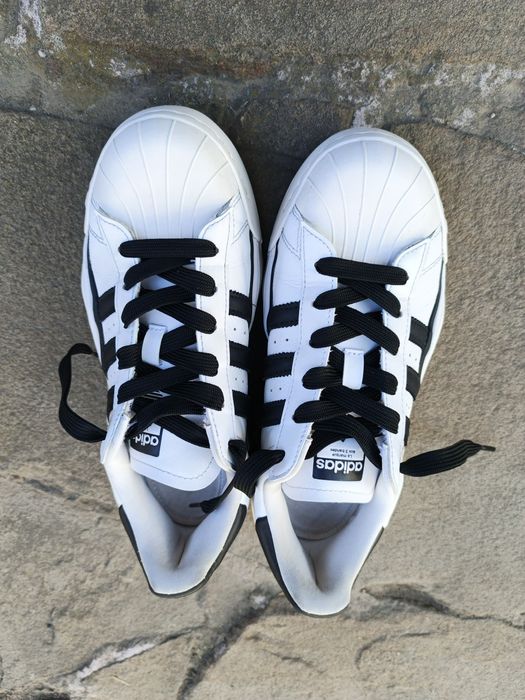 Кросівки біли жіночі .