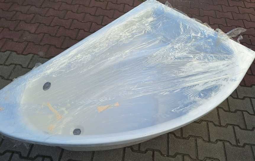 Wanna narożna akrylowa  135/135  z siedzeniem i uchwytami