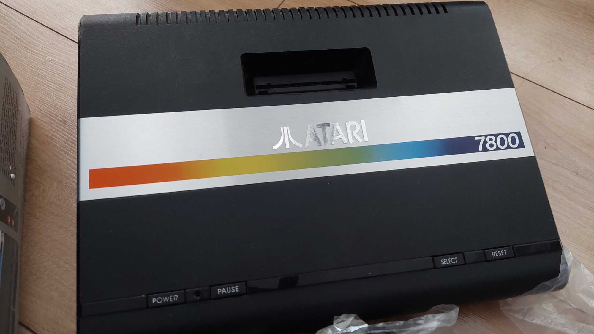 Atari 7800 w pudełku + 2 joysticki + zasilacz + kabel antenowy