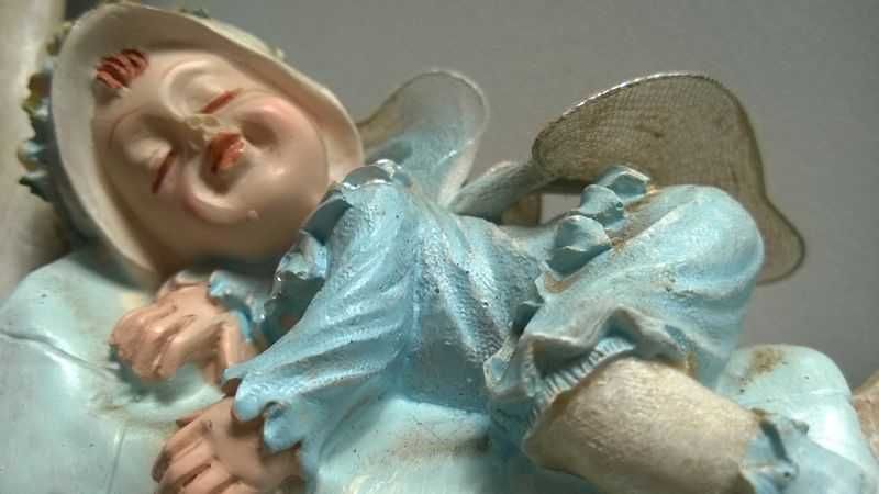 Figurki Aniołków Figurka Aniołek śpiący na księżycu skarbonka 14cm