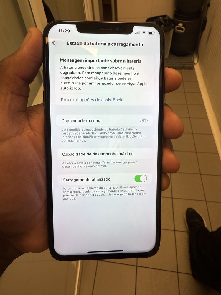 Iphone XS Max com a traseira partida.